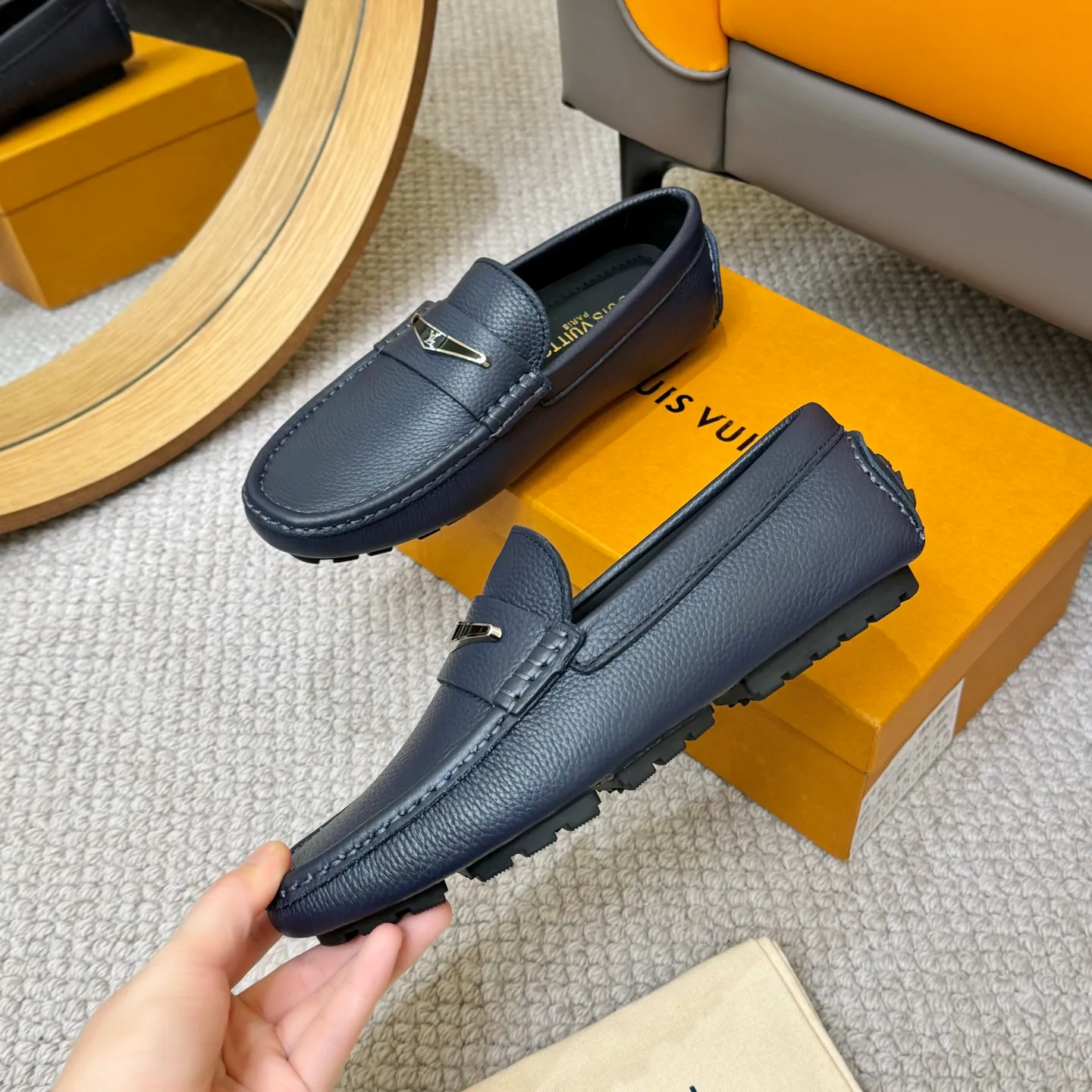 Men's men's shoes 💰420 (Yangli) LV 2⃣️0⃣️2⃣️5️⃣Spring and summer counter GLORIA series models ✈️Original factory special leather production, original last type. A classic driving slip-on casual shoe that shows an elegant style with exquisite craftsmanship details such as Monogram embossing all over the upper🌀Italian imported calfskin fabric Sheepskin foot pads➕Inside～Private mold replica sole Unique style Comfortable driving slip-on Size: 4-12 (38-46) Comes with [Counter packaging: original box, wrapping paper, card, instruction manual, shoehorn, cloth bag] No pressure to enter and leave the counter!
